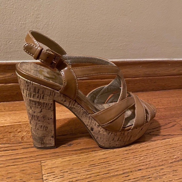 Too small - Picture 2 of 3